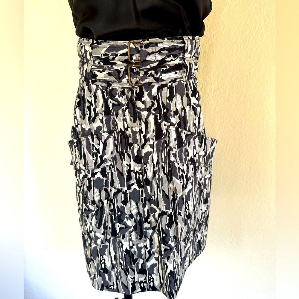 Fantastic graphic print black grey white skirt with self belt by Annelore NY.